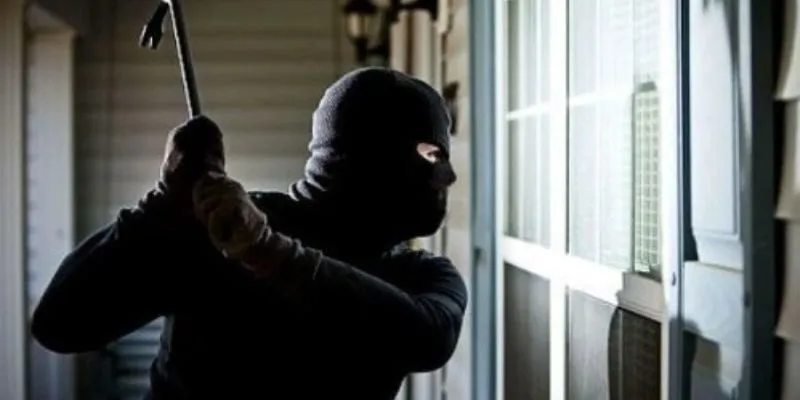 Mơ thấy kẻ trộm nhòm ngó quanh nhà