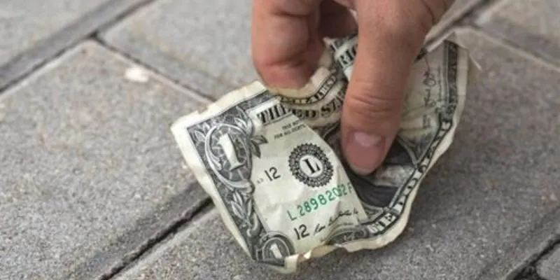 Nên làm gì khi nhặt được tiền khi đang đi ngoài đường?