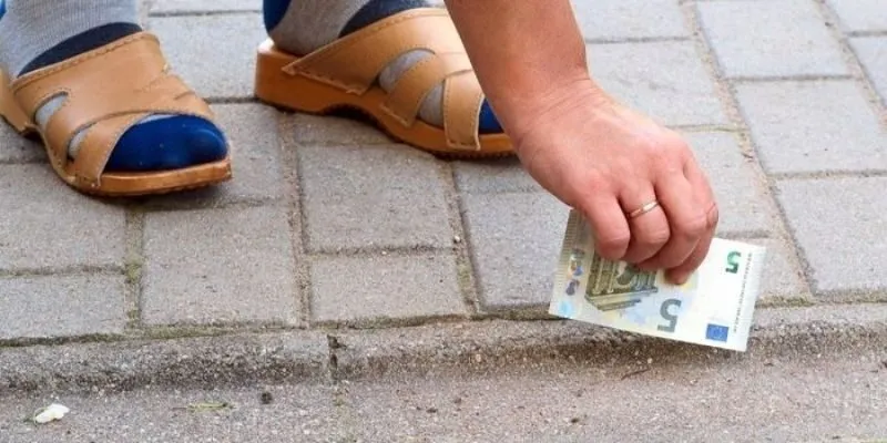 Nhặt được tiền là điềm gì theo từng trường hợp cụ thể