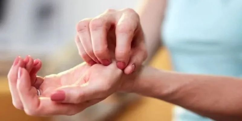 Tìm hiểu ngứa lòng bàn tay điềm gì theo giới tính